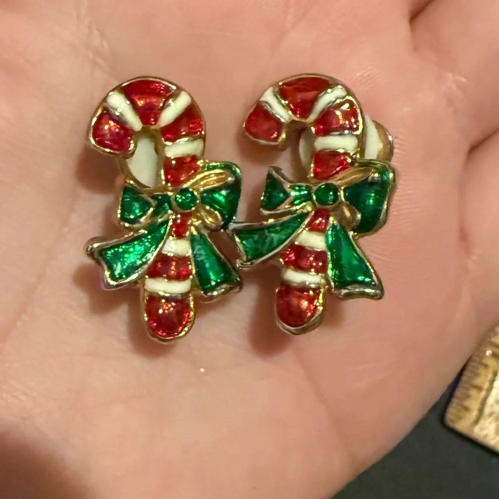 🎄 Enamel Candy Cane Clip-On Earrings – Festive Holiday Jewelry 🎄 - Picture 5 of 6